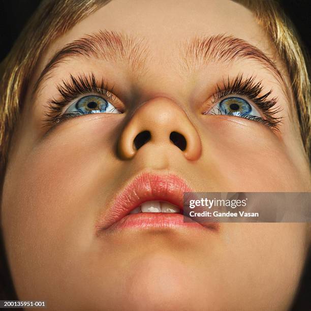 boy (4-6) looking up, close up (digital enhancement) - effet dramatique photos et images de collection