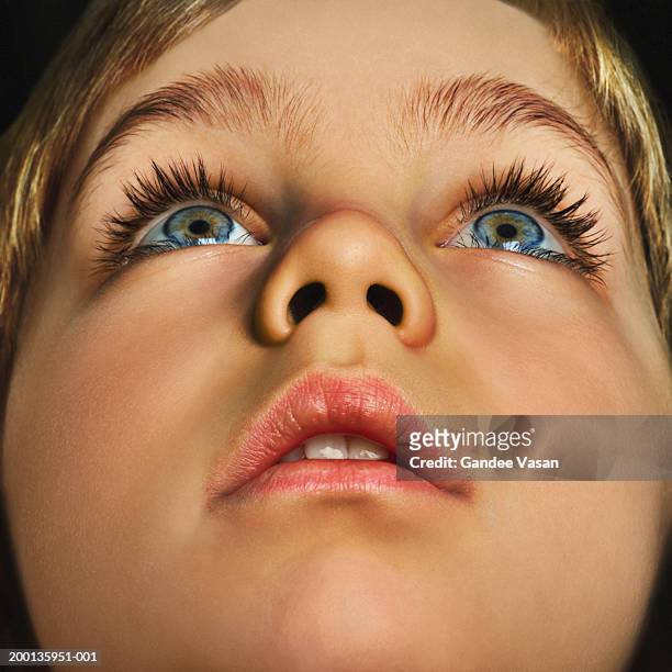 boy (4-6) looking up, close up (digital enhancement) - awe imagens e fotografias de stock
