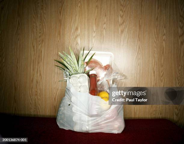 plastic bag full of groceries - sac en plastique photos et images de collection