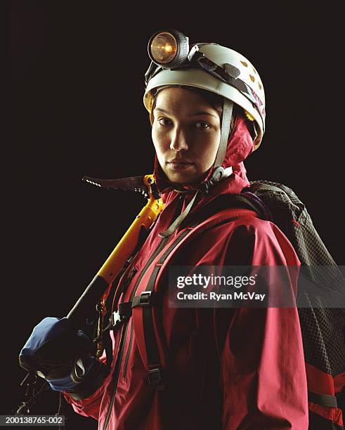 jeune femme alpiniste porter piolet, portrait - pothole photos et images de collection