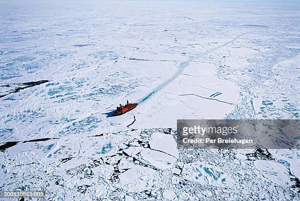 russian nuclear icebreaker clearing path to north pole, aerial view - poolkap stockfoto's en -beelden