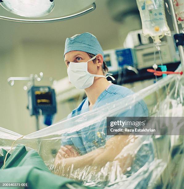 anesthesiologist standing in operating room - plastic surgery stockfoto's en -beelden