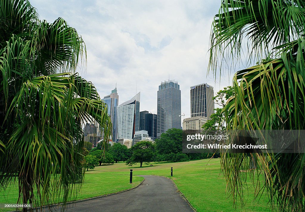 Australia, Sydney, Botanical Gardens and city skyline