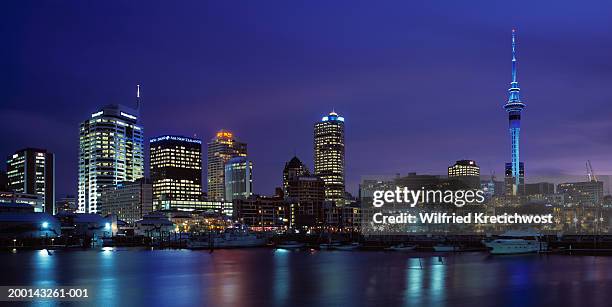 new zealand, auckland city skyline and harbour,  dusk - auckland skyline stockfoto's en -beelden