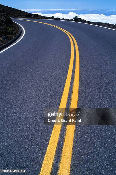 highway, close-up - yellow line stockfoto's en -beelden