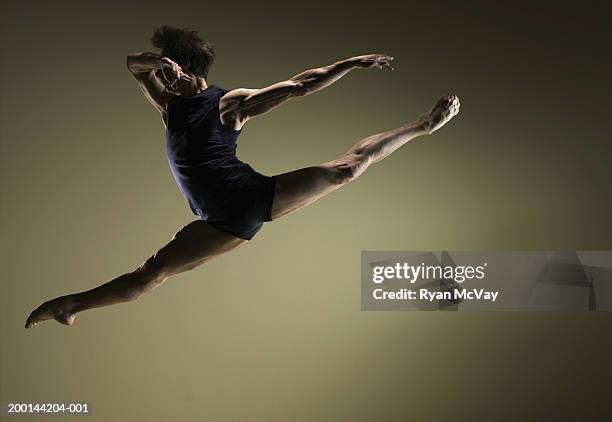 male ballet dancer doing splits, mid air - male ballet dancer 個照片及圖片檔