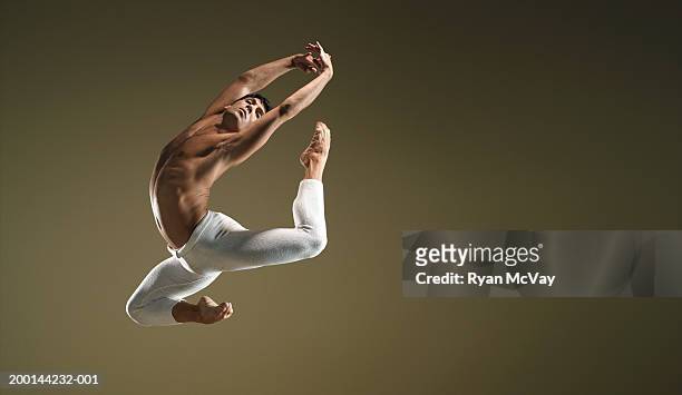 male ballet dancer in mid air pose - male ballet dancer 個照片及圖片檔