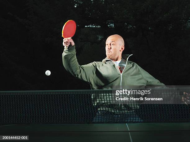 man playing table tennis - ping pong fotografías e imágenes de stock