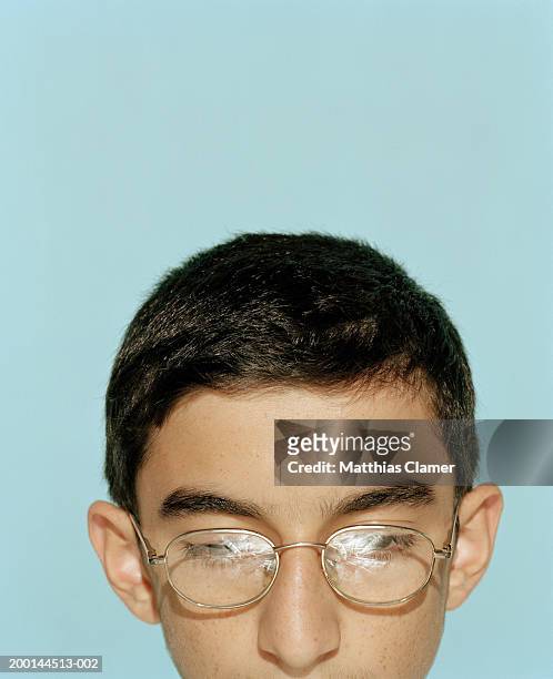 boy (13-15) wearing glasses, light reflecting off glasses, close up - stoneplus4 stock pictures, royalty-free photos & images