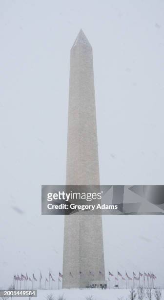 washington monument in the snow - washington monument dc stock pictures, royalty-free photos & images