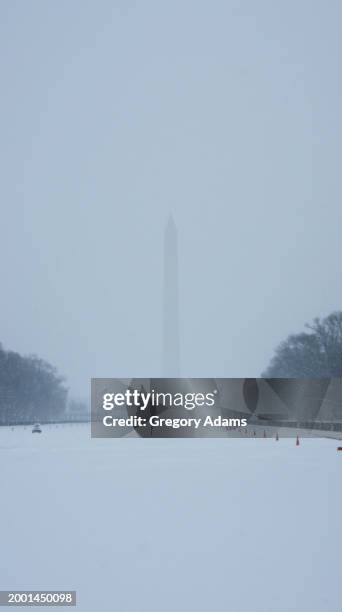 washington monument in the snow - washington monument dc stock pictures, royalty-free photos & images