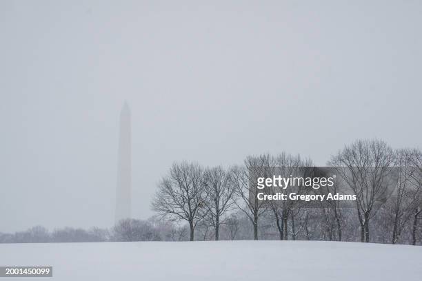 washington monument in the snow - washington monument dc stock pictures, royalty-free photos & images