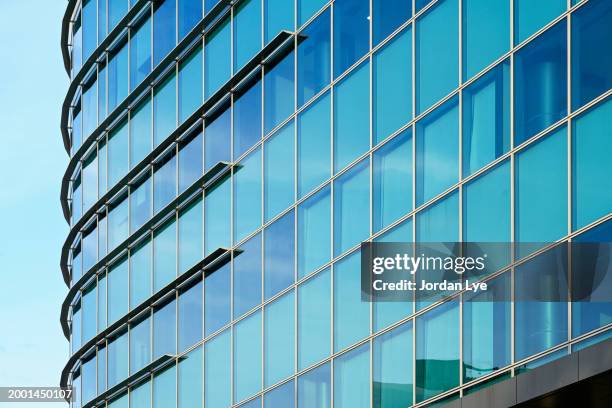 modern business skyscraper with glass windows - région asie pacifique photos et images de collection