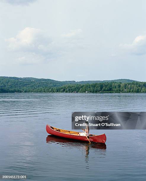 usa, vermont, caspian, woman kayaking - middlebare afstand stockfoto's en -beelden
