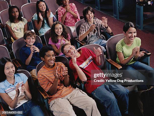 group of kids (12-14) in chairs laughing, elevated view - auditório - fotografias e filmes do acervo