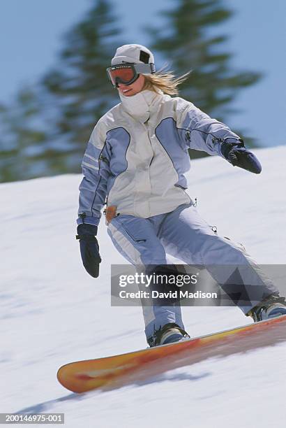 woman snowboarding (blurred motion) - women snowboarding stock pictures, royalty-free photos & images