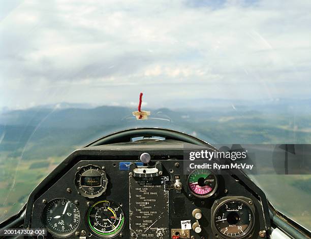glider in flight, view from cockpit - tableau de commande photos et images de collection