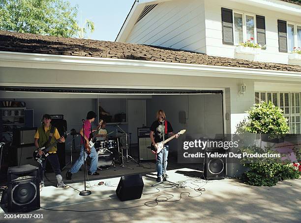 teenage boys (15-17) in band practicing in garage - open day 13 imagens e fotografias de stock