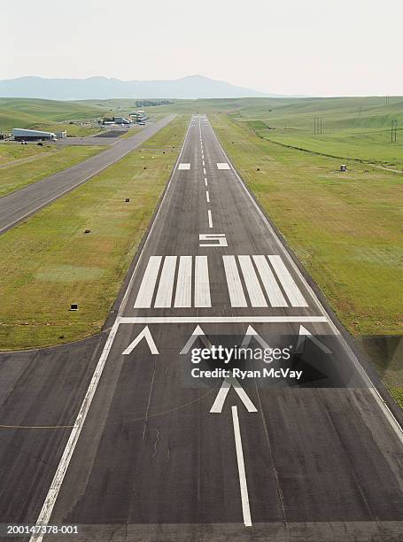 usa, washington, spokane, runway, aerial view - spokane photos et images de collection