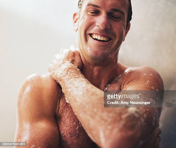 man taking shower, smiling - hombre en la ducha fotografías e imágenes de stock