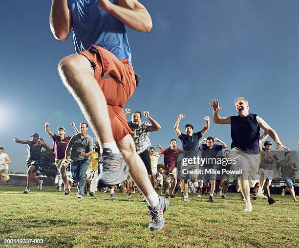 hombre se conseguido por yelling multitud de hombres - ir detrás fotografías e imágenes de stock