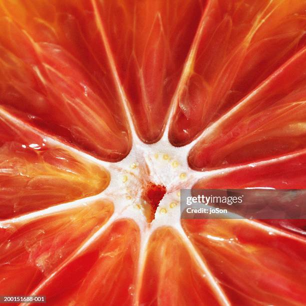blood orange slice, detail - bloedsinaasappel stockfoto's en -beelden