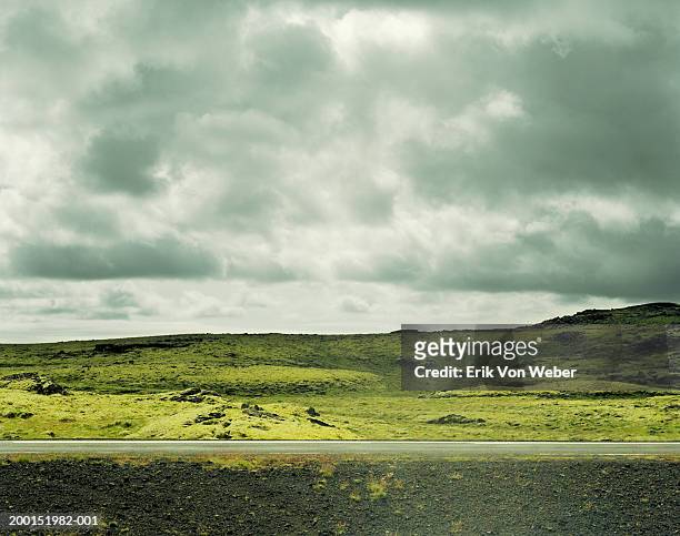 barren roadside landscape - ijsland panorama stockfoto's en -beelden