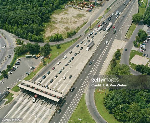 traffic at toll booth, aerial view - peaje fotografías e imágenes de stock