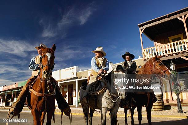 usa, arizona, tombstone, three cowboys on horseback - tombstone foto e immagini stock