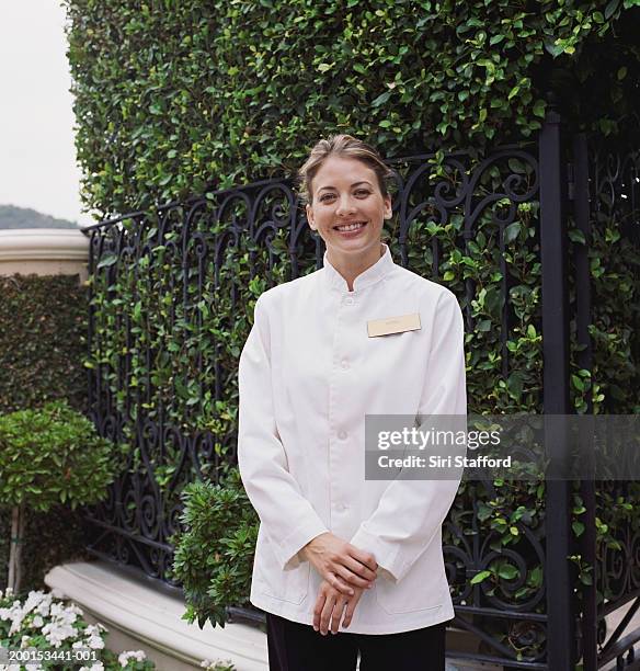 hotel-mitarbeiter stehen von gate, porträt - hotel uniform stock-fotos und bilder