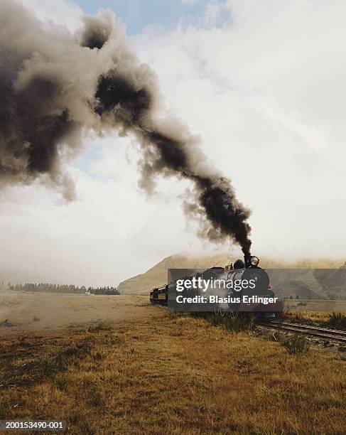 vintage steam locomotive - train smoke photos et images de collection