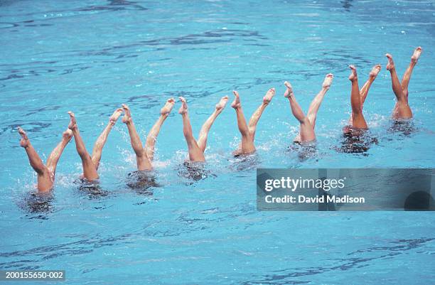synchronized swimmers performing routine - synchronized swimming photos et images de collection