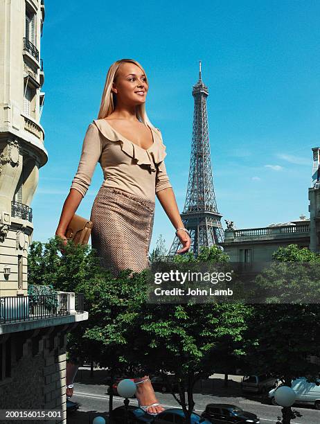 giant woman walking on road past eiffel tower (digital composite) - giant woman photos et images de collection