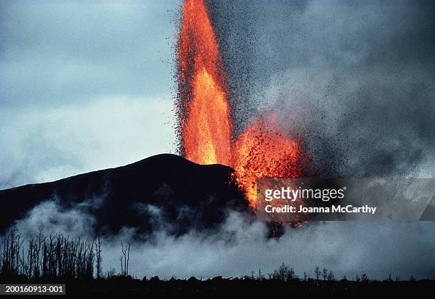 volcano erupting - active volcano stockfoto's en -beelden