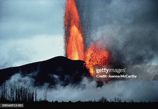 volcano erupting - kilauea stock pictures, royalty-free photos & images