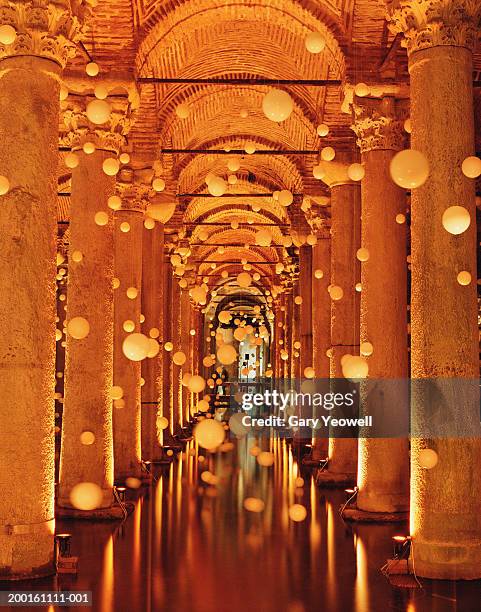 turkey, istanbul, sultanahmet, columns with hanging balls above water - イスタンブル地下宮殿 ストックフォトと画像