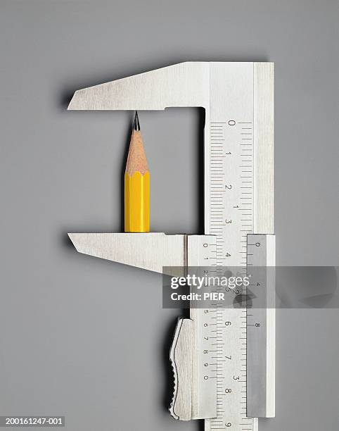 vernier calliper measuring pencil, close-up - fithaak stockfoto's en -beelden