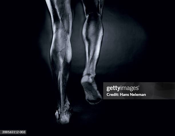 man running, low section, rear view (b&w) (digital composite) - barefoot men - fotografias e filmes do acervo