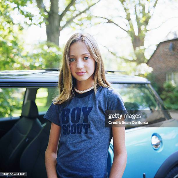 girl ( 12-14) near car, portrait - 12 13 jaar stockfoto's en -beelden