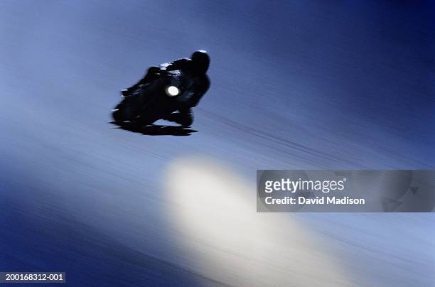 motorcycle racer speeding around turn (blurred motion) - moto 個照片及圖片檔