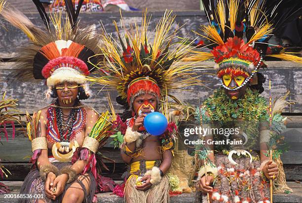 three girls (5-12) in tribal costume, portait - goroka stockfoto's en -beelden