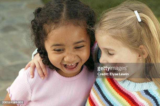 two girls (2-5) with arms around each other, close-up - series 4 3 stockfoto's en -beelden