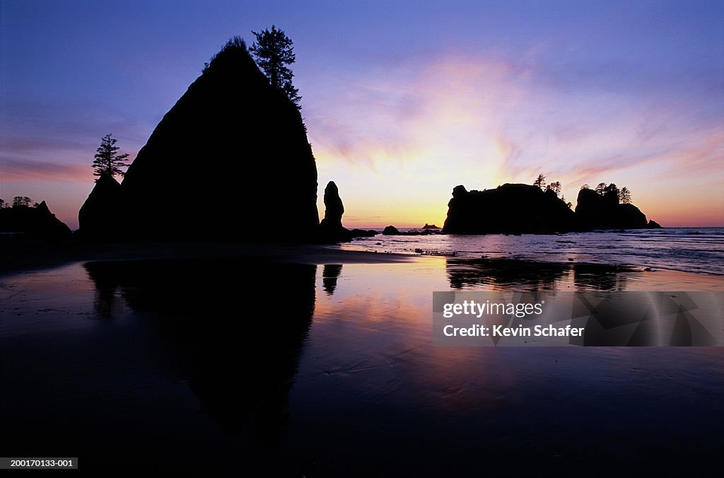 USA, Washington, Olympic NP, Shi-shi Beach, Point of Arches, sunset
