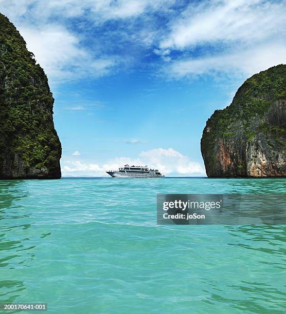 cruise ship between two large limestone rocks - cruise vacation fotografías e imágenes de stock