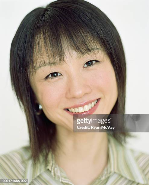 笑顔で若い女性のポートレート（クロ�ーズアップ - 前髪 ストックフォトと画像