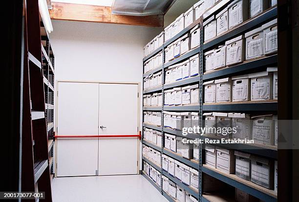 boxes of files archived on shelves - sala de arquivos imagens e fotografias de stock