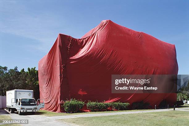 exterminator van by building undergoing tent fumigation - fumigation photos et images de collection