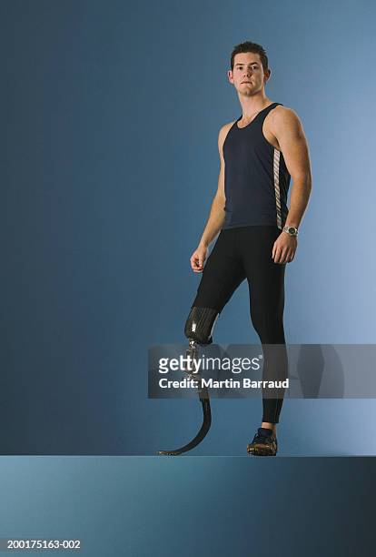 young male runner with prosthetic leg, portrait - gehandicapte atleet stockfoto's en -beelden