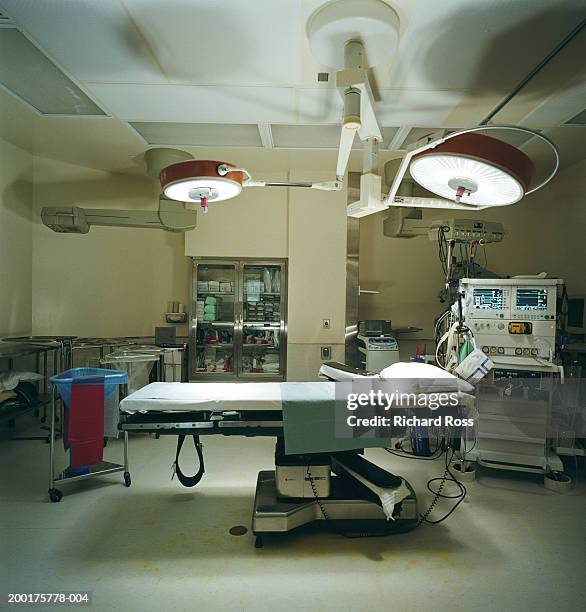 operating room, lights shining on operating table - operating table stock pictures, royalty-free photos & images