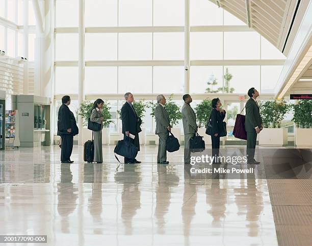 Businessmen And Women Lining Up In Airport, 照片檔